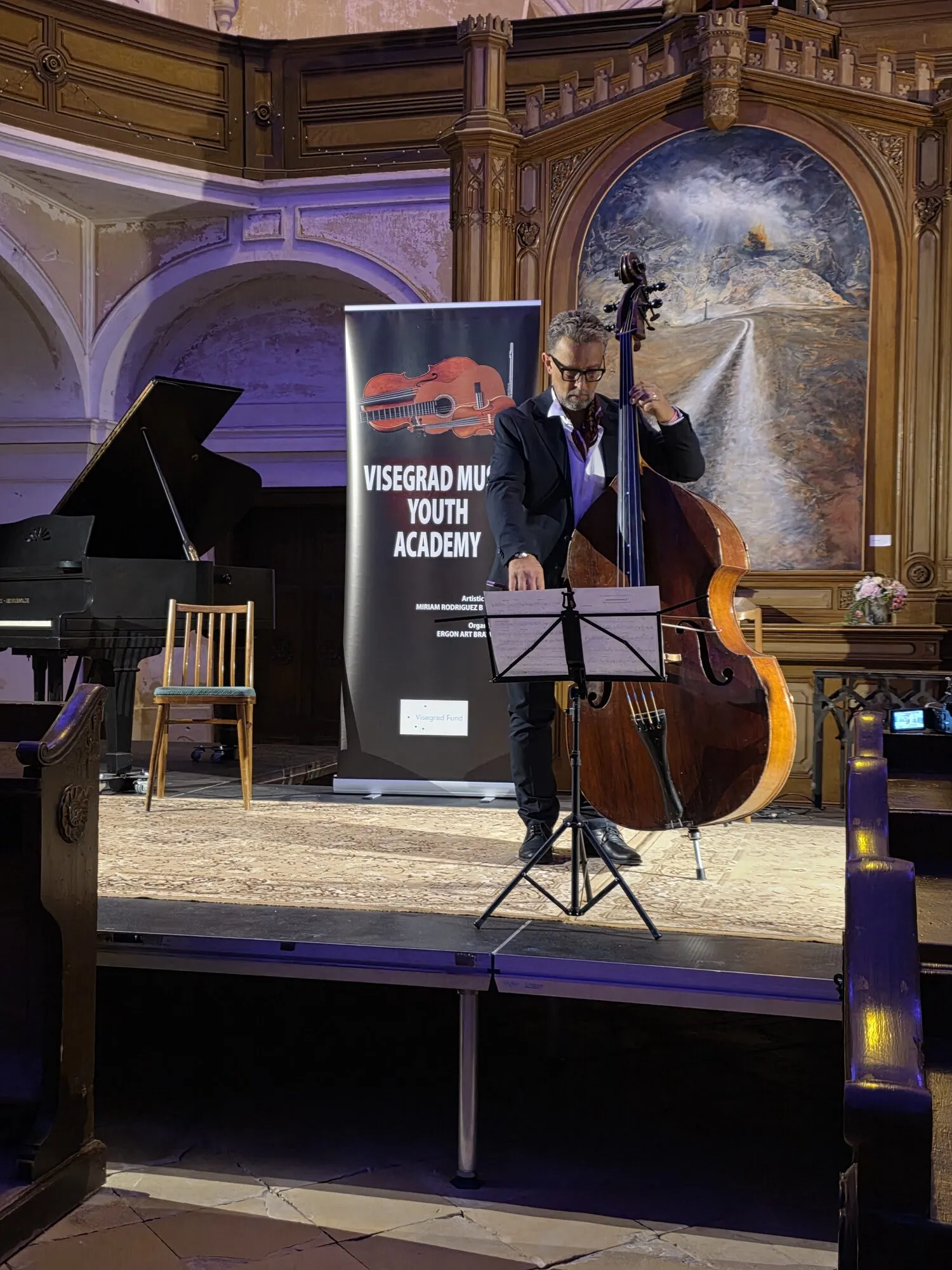 Ján Krigovský teaching a double bass lesson