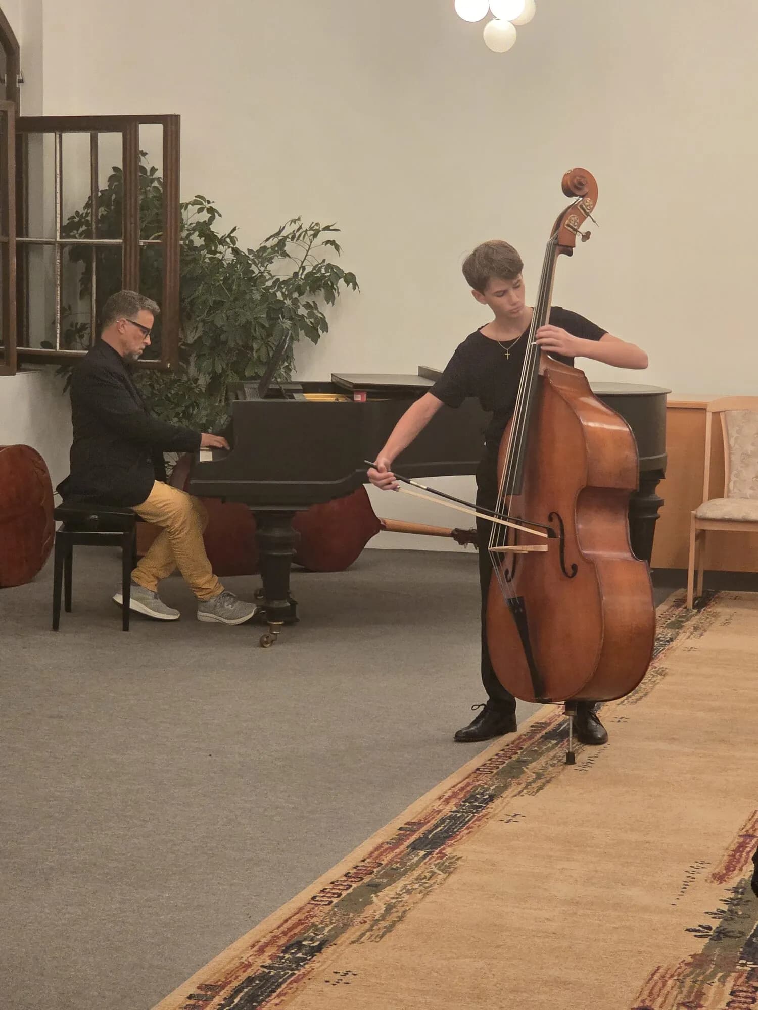 Ján Krigovský teaching a double bass lesson