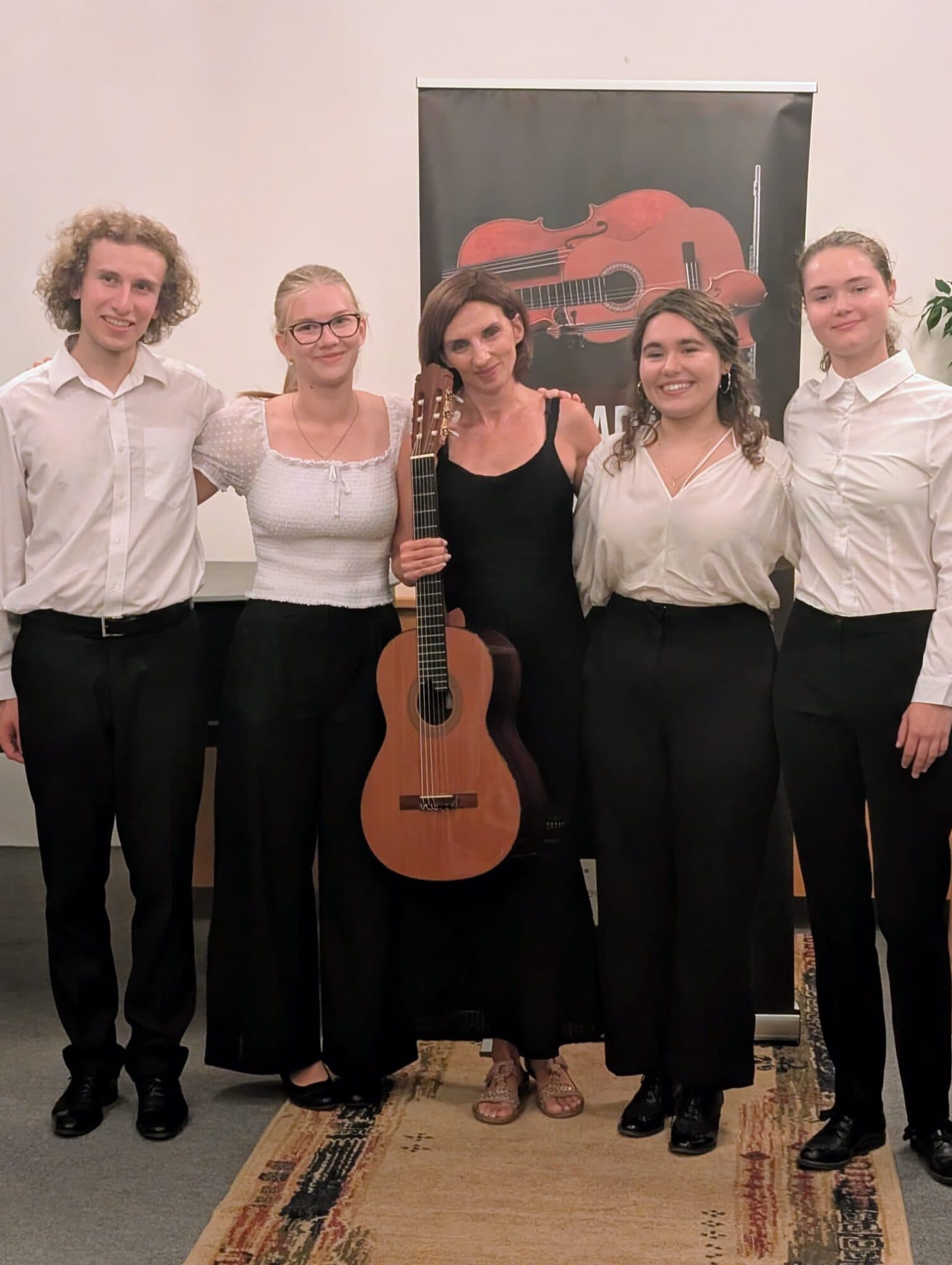 Miriam Rodriguez Brüllová and her students